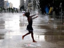 Com as altas temperaturas, populares se refrescam nas fontes do Vale do Anhangabau