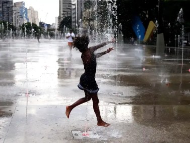Com as altas temperaturas, populares se refrescam nas fontes do Vale do Anhangabau