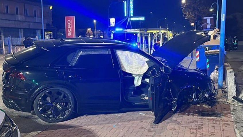 Carro de Balotelli destruído após acidente na Itália / Reprodução/Twitter @ZachLowy