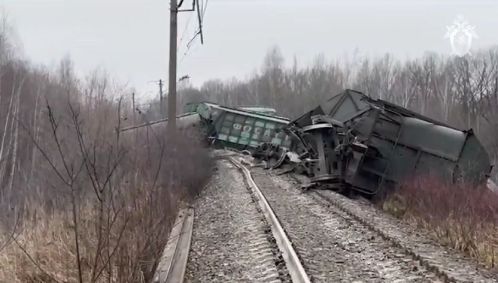 trem descarrilado em ferrovia na Rússia