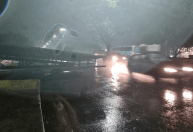 Chuva intensa no RJ após calorão derruba árvores, quebra estrutura e causa alagamentos