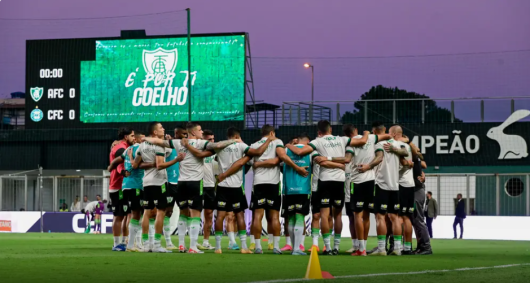 Jogadores do América reunidos durante partida pelo Campeonato Brasileiro