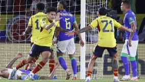 Luis Díaz comemora um dos gols que marcou sobre o Brasil