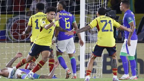 Luis Díaz comemora um dos gols que marcou sobre o Brasil