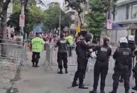 Confusão: torcedores do Fluminense sem ingressos tentam invadir entorno do Maracanã; veja