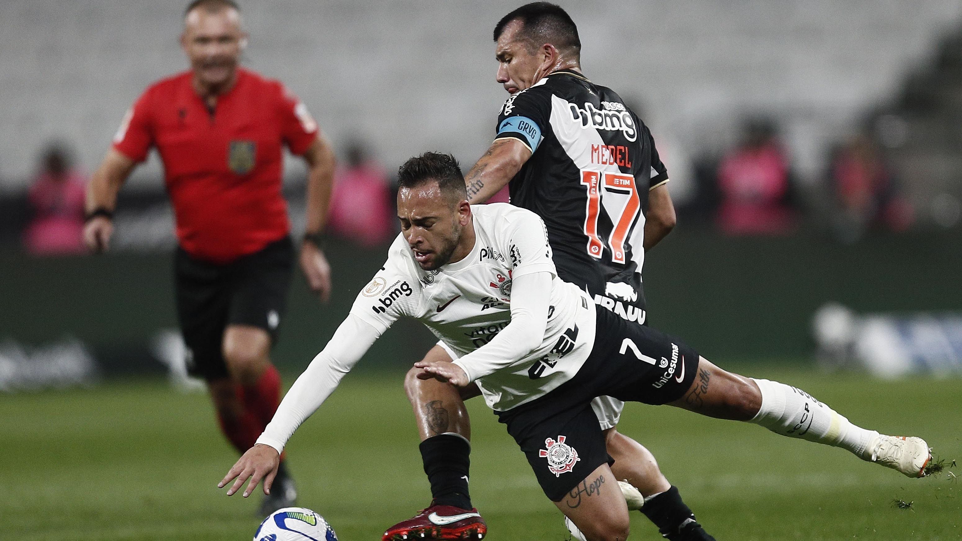 Maycon e Medel disputam bola em lance de Corinthians 3 x 1 Vasco pelo primeiro turno do Brasileirão
