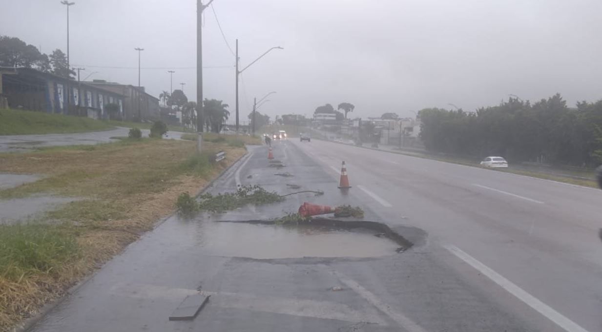 cratera em rodovia do Paraná