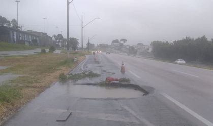 Rodovias interditadas e cratera na rua: chuvas causam destruição no Paraná