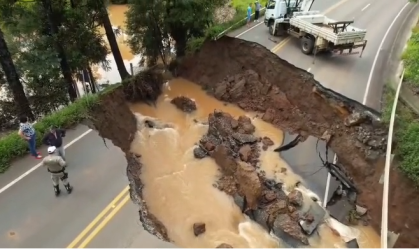 Vídeo: cratera se abre em rodovia de Santa Catarina após cidade ser atingida por tornado