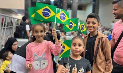 Algumas das crianças do grupo de brasileiros repatriados no lado egípcio da fronteira com Gaza