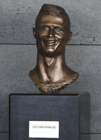 Busto de Cristiano Ronaldo no Aeroporto de Ilha da Madeira, Portugal / Reprodução