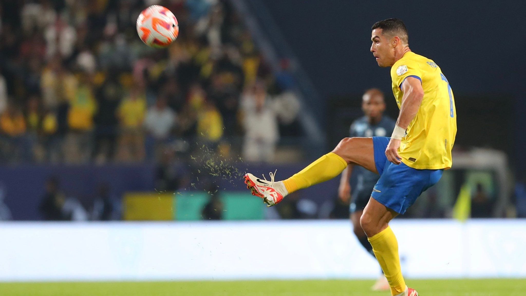 Cristiano Ronaldo finaliza de cobertura para marcar golaço pelo Al-Nassr