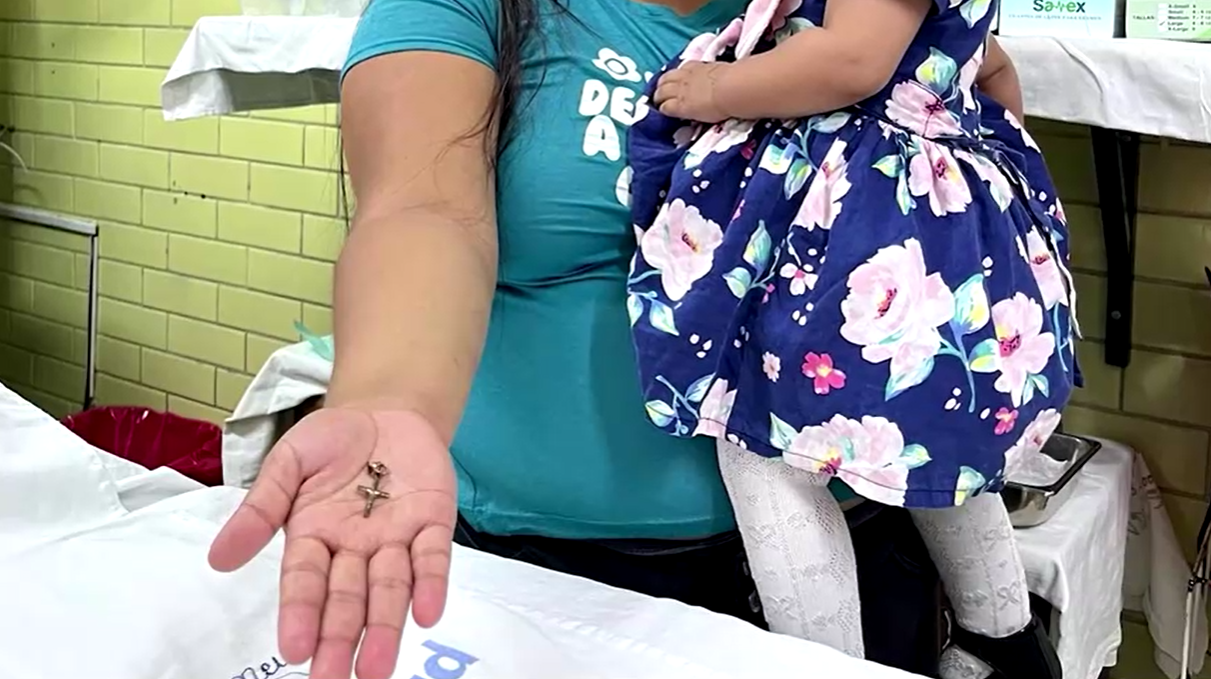 Crucifixo retirado de bebê de 10 meses no Peru / Reprodução/Essalud