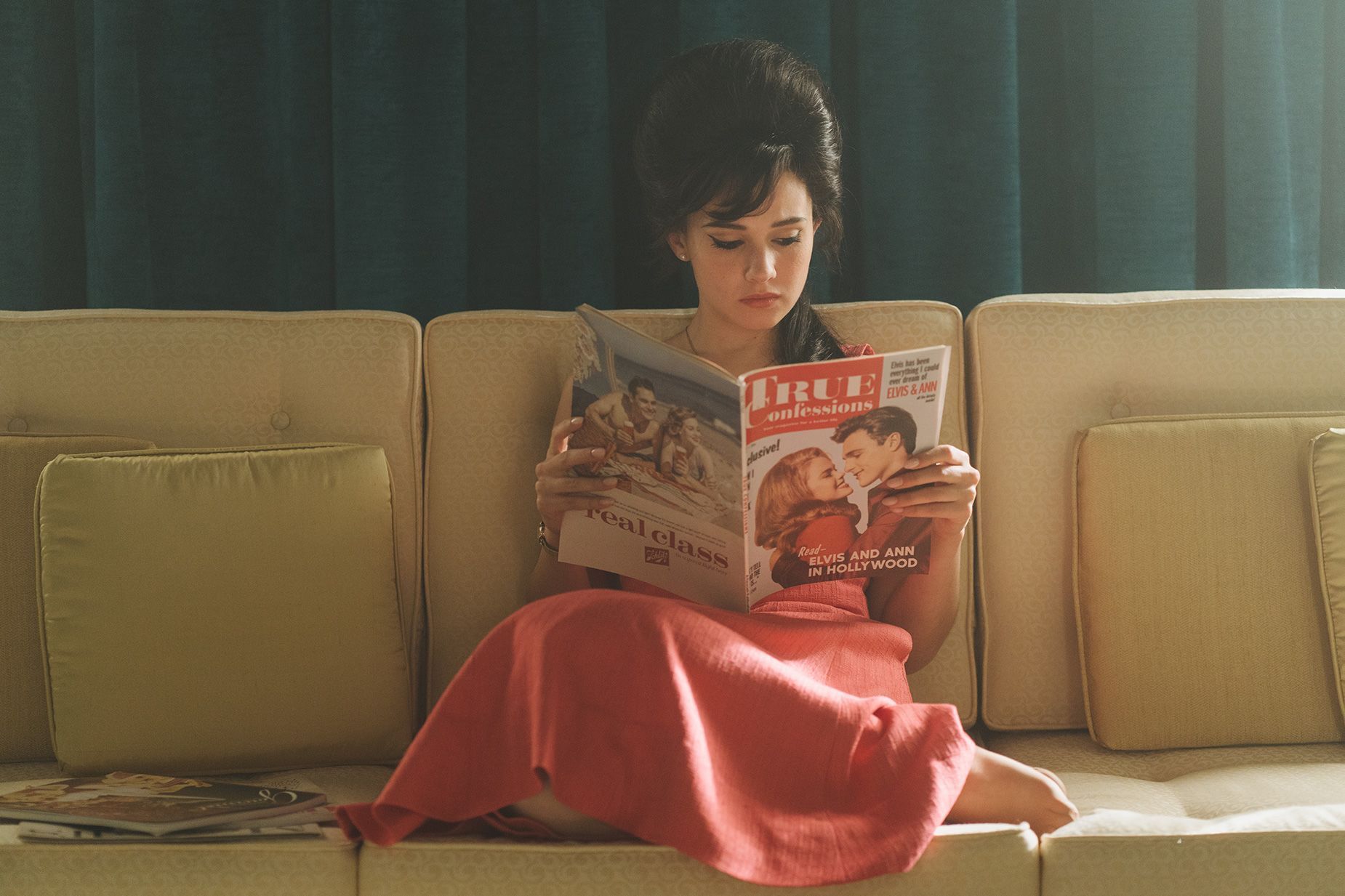 O vestido rosa usado enquanto Priscilla lê as fofocas dos tablóides sobre o suposto caso de seu marido, Elvis Presley, foi inspirado em um visual histórico de Ann-Margret / Sabrina Lantos/A24