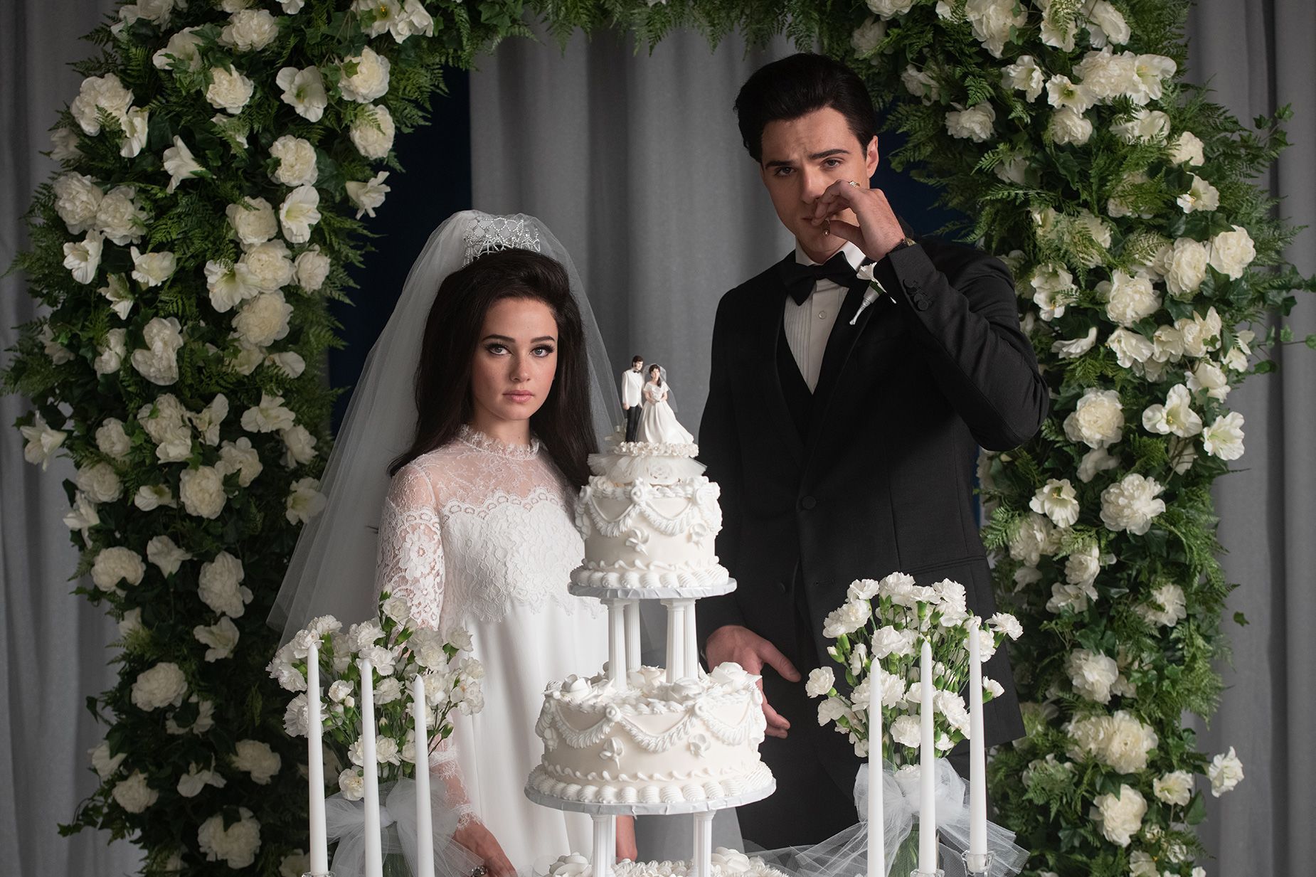 O vestido de noiva usado por Cailee Spaeny no filme "Priscilla" foi feito sob medida pela Chanel. / Philippe Le Sourd/A24