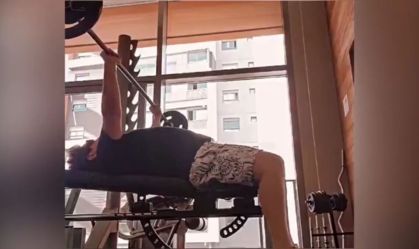 Cantor se descuidou ao guardar barra de ferro, que caiu em seu rosto