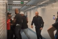 Gerente do Corinthians tenta invadir cabine do VAR em jogo contra o Grêmio