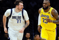 Luka Doncic faz passe entre as pernas de LeBron, na NBA, e viraliza
