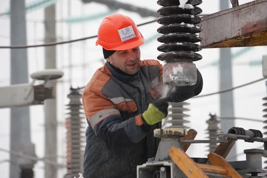 Nesta foto sem data, um funcionário da operadora estatal da rede ucraniana, Ukrenergo, trabalha na rede elétrica / Reprodução/CNNi