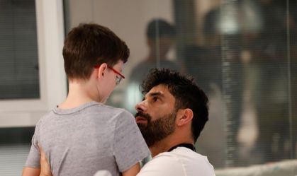 "Você está com saudades de mim?"; Veja crianças reféns israelenses encontrando familiares