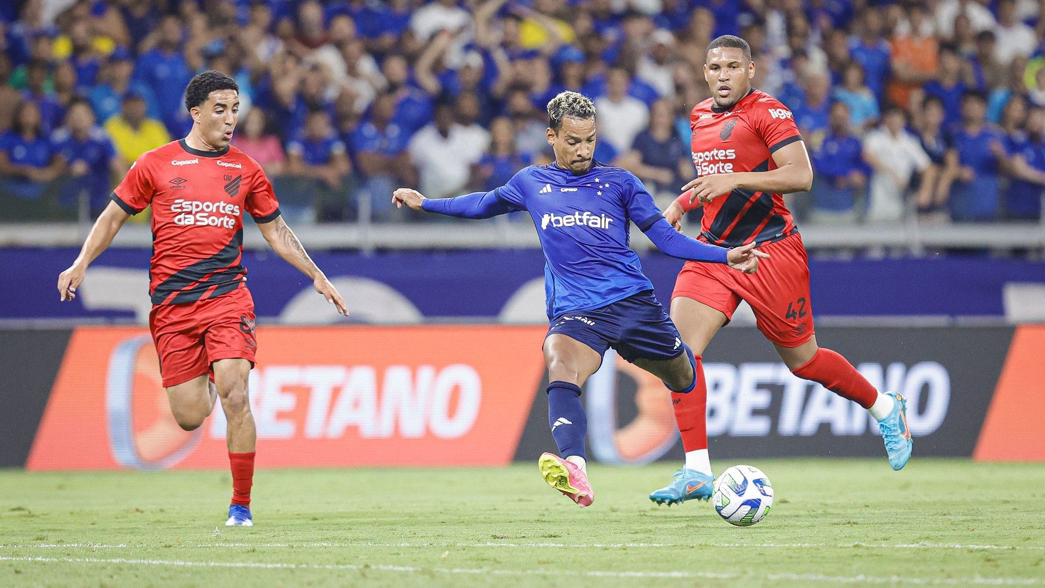 Lance de Cruzeiro 1 x 1 Athletico-PR. Com a bola, Matheus Pereira, autor do gol da Raposa