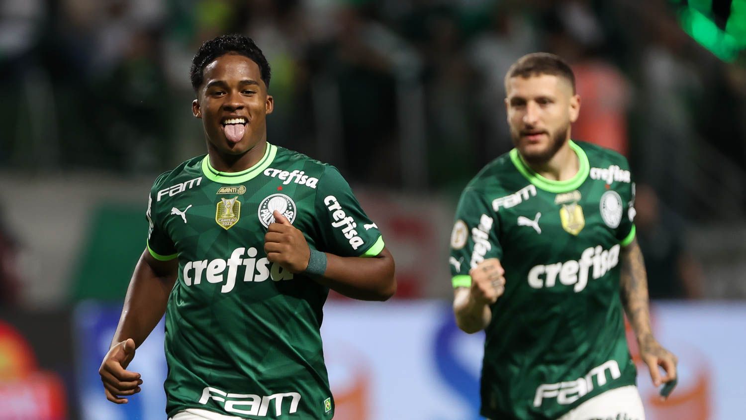 Endrick comemora o primeiro gol da goleada do Palmeiras sobre o América-MG