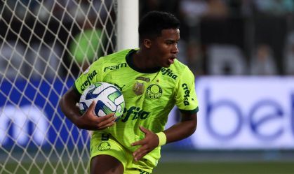 Endrick comemora gol marcado pelo Palmeiras contra o Botafogo no Nilton Santos