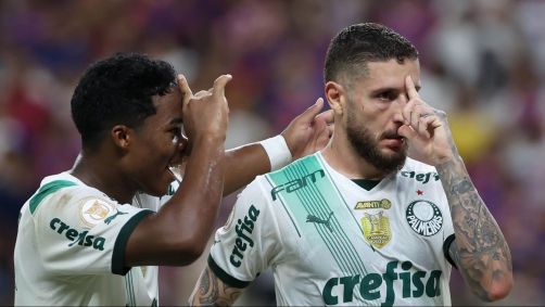Endrick e Zé Rafael comemoram gol do Palmeiras contra o Fortaleza