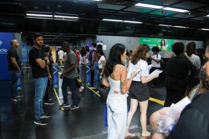 Estudantes chegam ao local de prova do Enem no dia 5 de novembro e 2023, no Rio de Janeiro