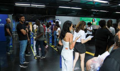 Estudantes chegam ao local de prova do Enem no dia 5 de novembro e 2023, no Rio de Janeiro
