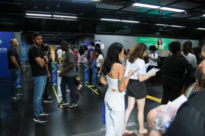Estudantes chegam ao local de prova do Enem no dia 5 de novembro e 2023, no Rio de Janeiro