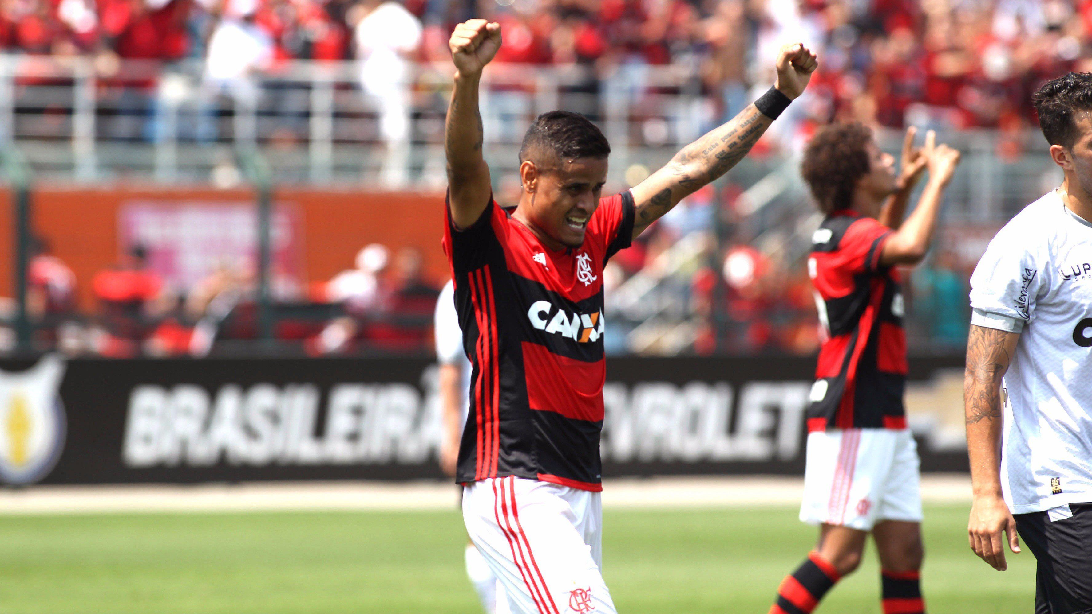 Everton Cardoso em ação pelo Flamengo; ele jogou no clube entre 2014 e 2018