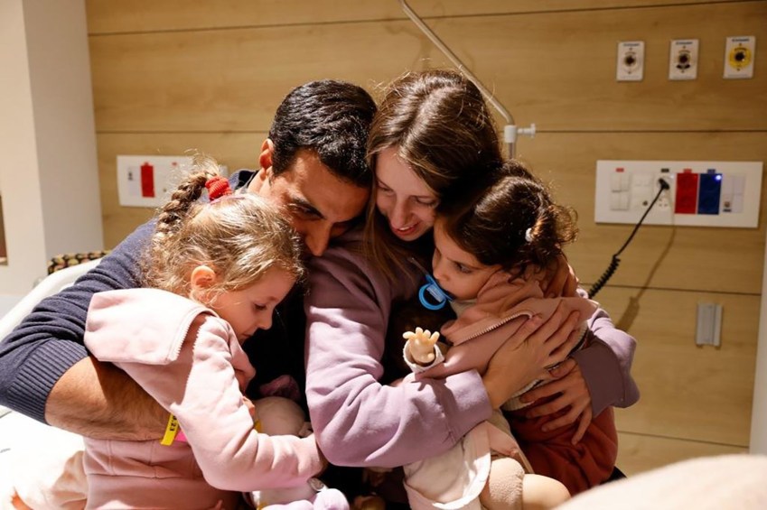 Raz Asher, 4, e Aviv Asher, 2, abraçam os pais no Centro Médico Infantil Schneider/ Foto: Centro Médico Infantil Schneider