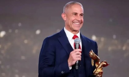 Sylvinho, ex-Corinthians, recebe prêmio por desempenho