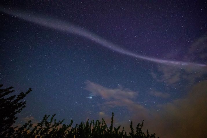 A faixa de luz rosa púrpura indicativa de Steve é ​​mostrada nesta imagem capturada pelo fotógrafo canadense Neil Zeller / Neil Zeller
