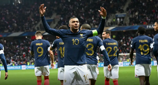 Mbappé marcou três vezes em goleada histórica