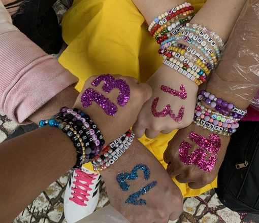 Swifties invadiram as lojas de artesanato locais para confeccionar suas próprias pulseiras de amizade como parte do look para a "The Eras Tour"./ Reprodução/ Twitter