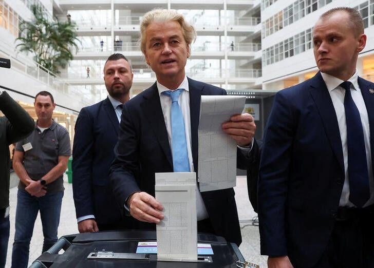 Líder do partido de extrema-direita holandês PVV, Geert Wilders, vota em Haia durante eleições legislativas na Holanda