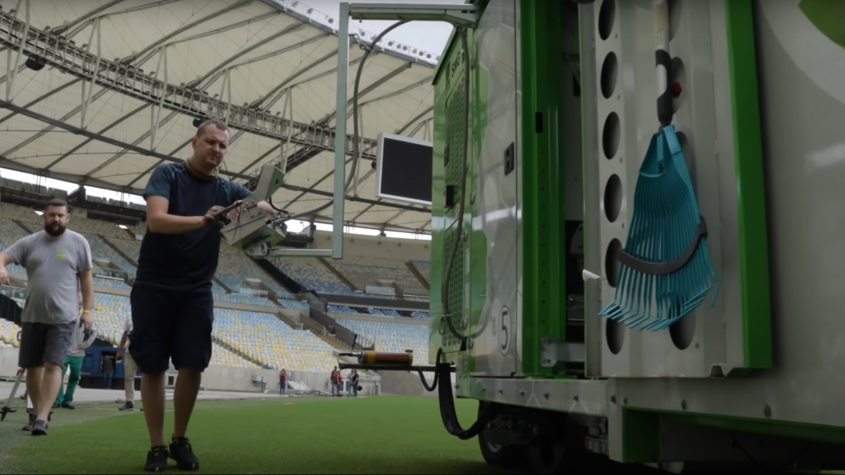 Gramado do Maracanã sendo trocado no início de 2022 / Reprodução/Fla TV