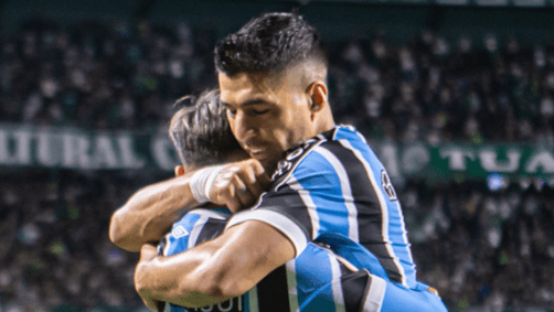 Suárez comemorando gol com Ferreirinha
