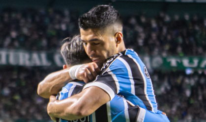 Suárez comemorando gol com Ferreirinha