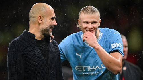 Pep Guardiola e Erling Haaland se divertem em jogo do Manchester City