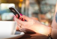 Uso prolongado de celular pode causar lesões na mão, alerta ortopedista
