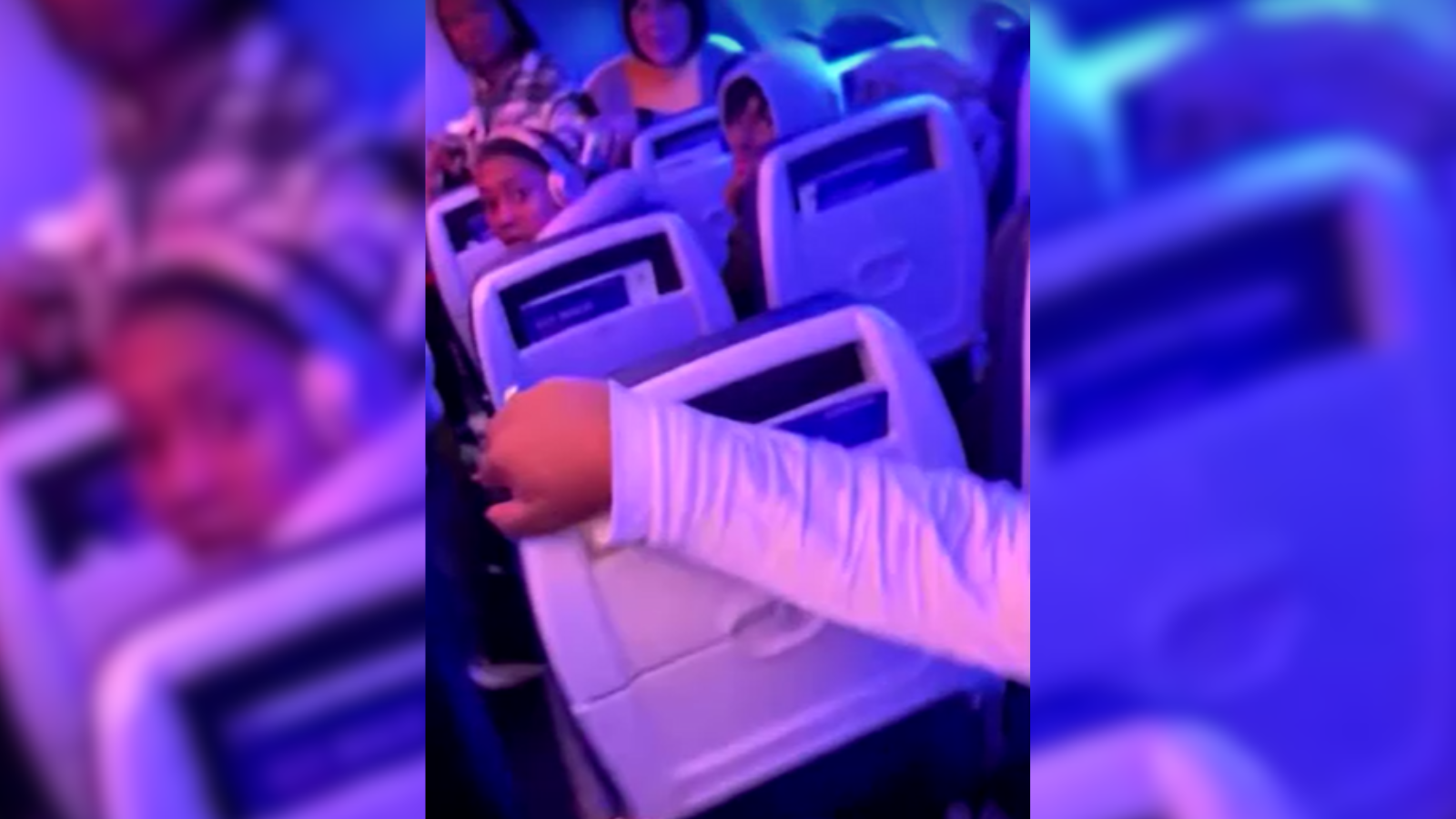 homem abre porta aviao