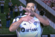 Hulk faz sinal de roubo e dispara: “Cansei do Brasil. Mais um mês e vou embora”