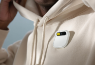 Conheça o AI Pin, broche com inteligência artificial acionado por voz e gestos