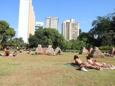 Operação Altas Temperaturas, da prefeitura de São Paulo, na Praca da Republica, distribui agua e frutas para pessoas em situação de vulnerabilidade para amenizar o impacto do calor previsto para os próximos dias