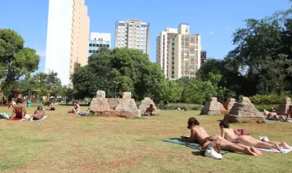 Operação Altas Temperaturas, da prefeitura de São Paulo, na Praca da Republica, distribui agua e frutas para pessoas em situação de vulnerabilidade para amenizar o impacto do calor previsto para os próximos dias