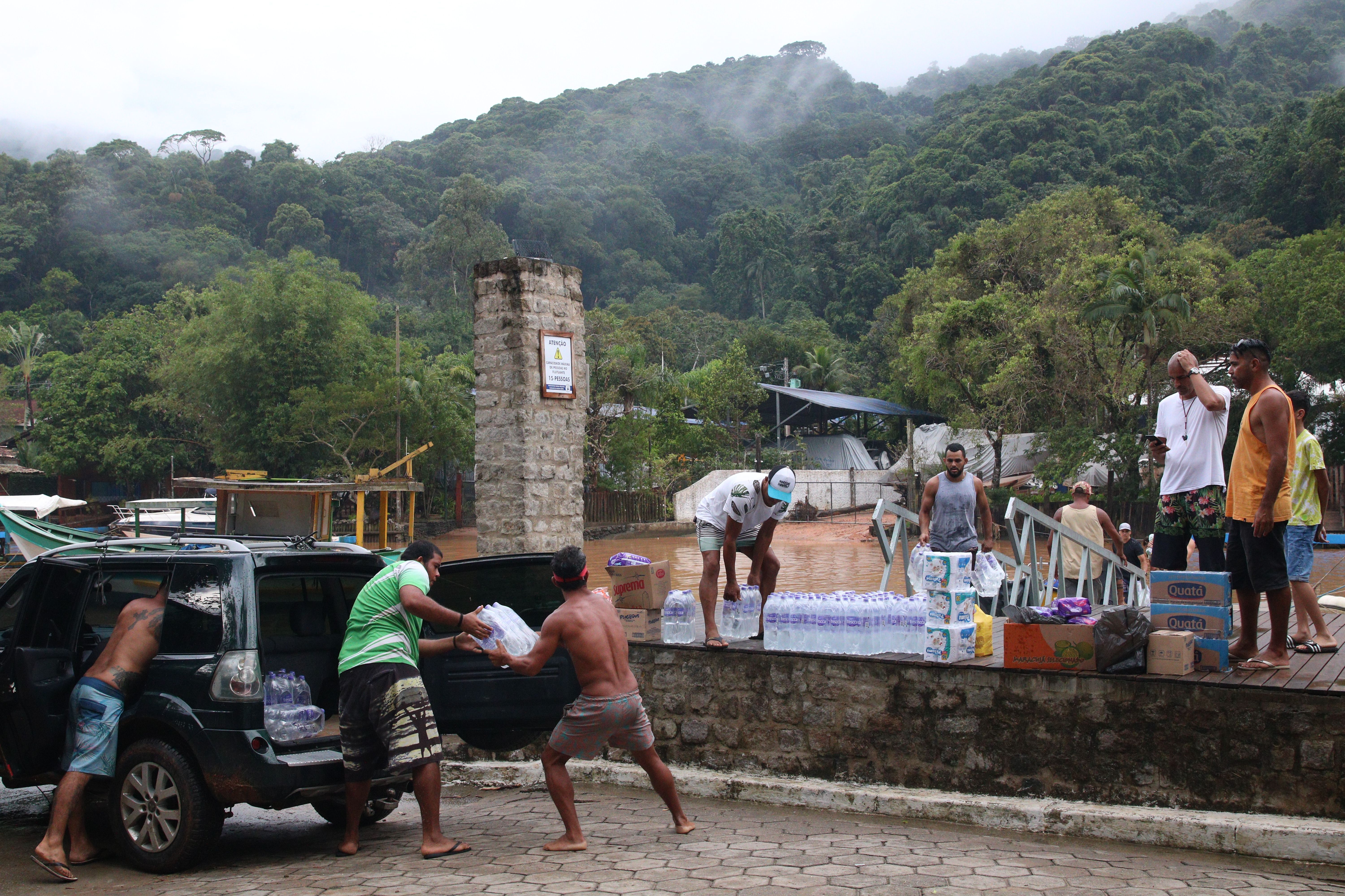 Voluntários reúnem doações para vítimas de deslizamentos no litoral paulista