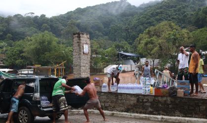 Voluntários reúnem doações para vítimas de deslizamentos no litoral paulista
